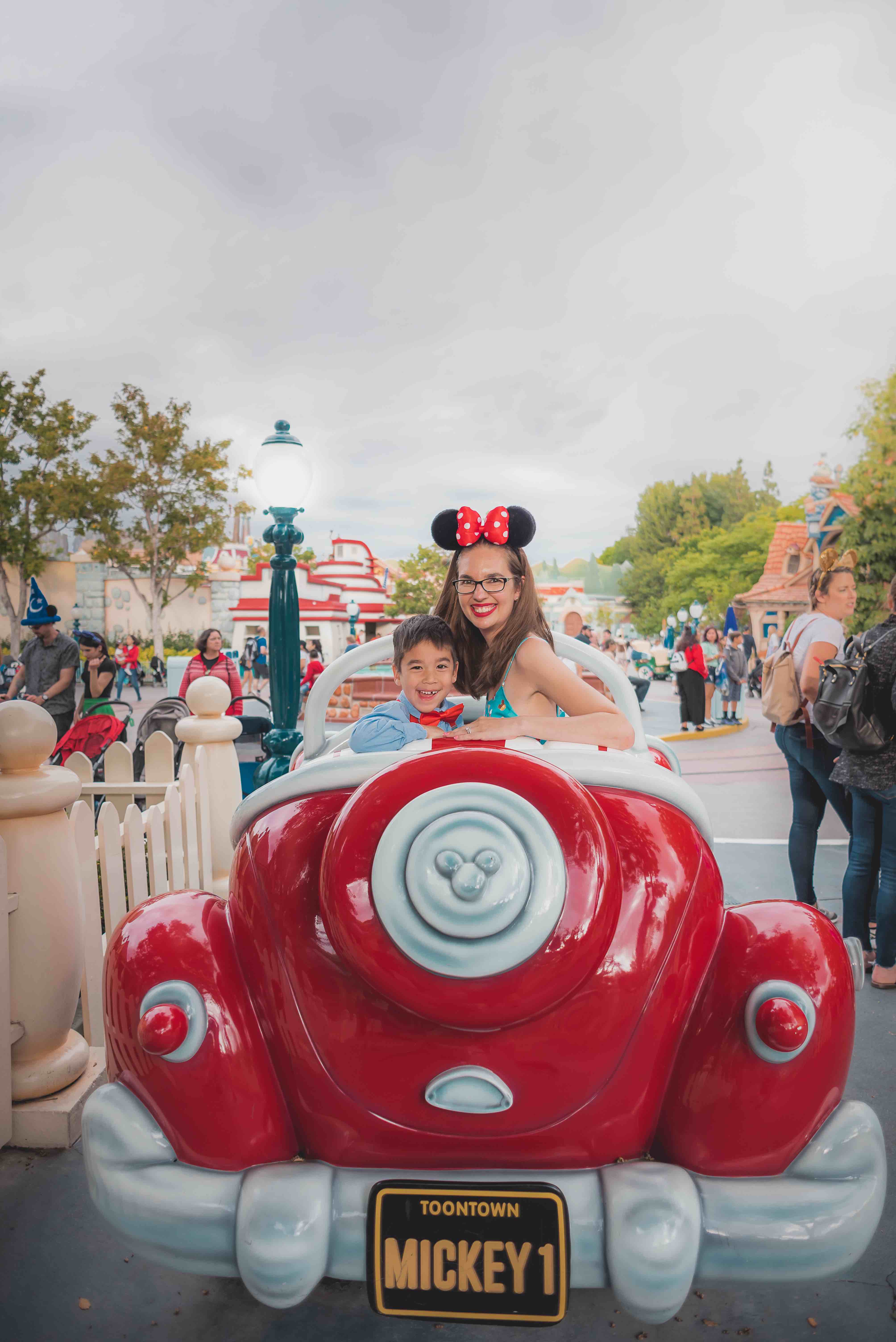 How Many Days Do you Need at Disneyland? Tips featured by top US Disney blogger, Marcie and the Mouse: Save money on your Disneyland vacation package