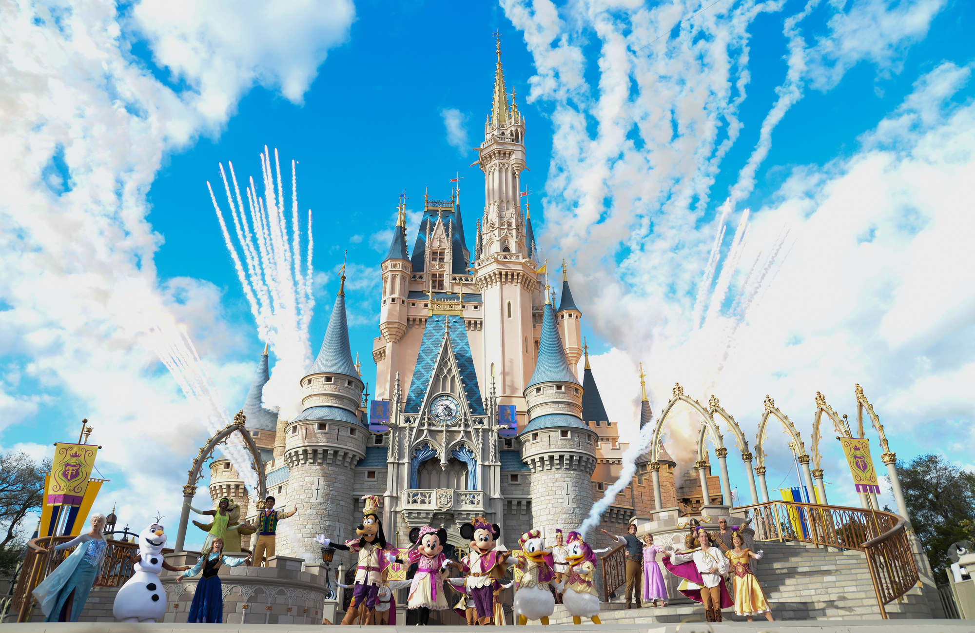 Walt Disney World on a Budget: 7 Essential Tips to Save Money on your Next Vacation featured by top US Disney blogger, Marcie and the Mouse