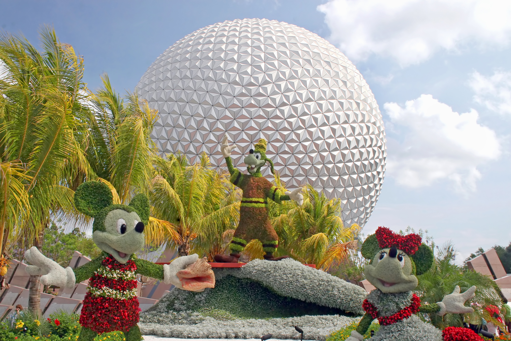 Walt Disney World on a Budget: 7 Essential Tips to Save Money on your Next Vacation featured by top US Disney blogger, Marcie and the Mouse: Save money with Visa Chases to enjoy private meet and greets at Epcot