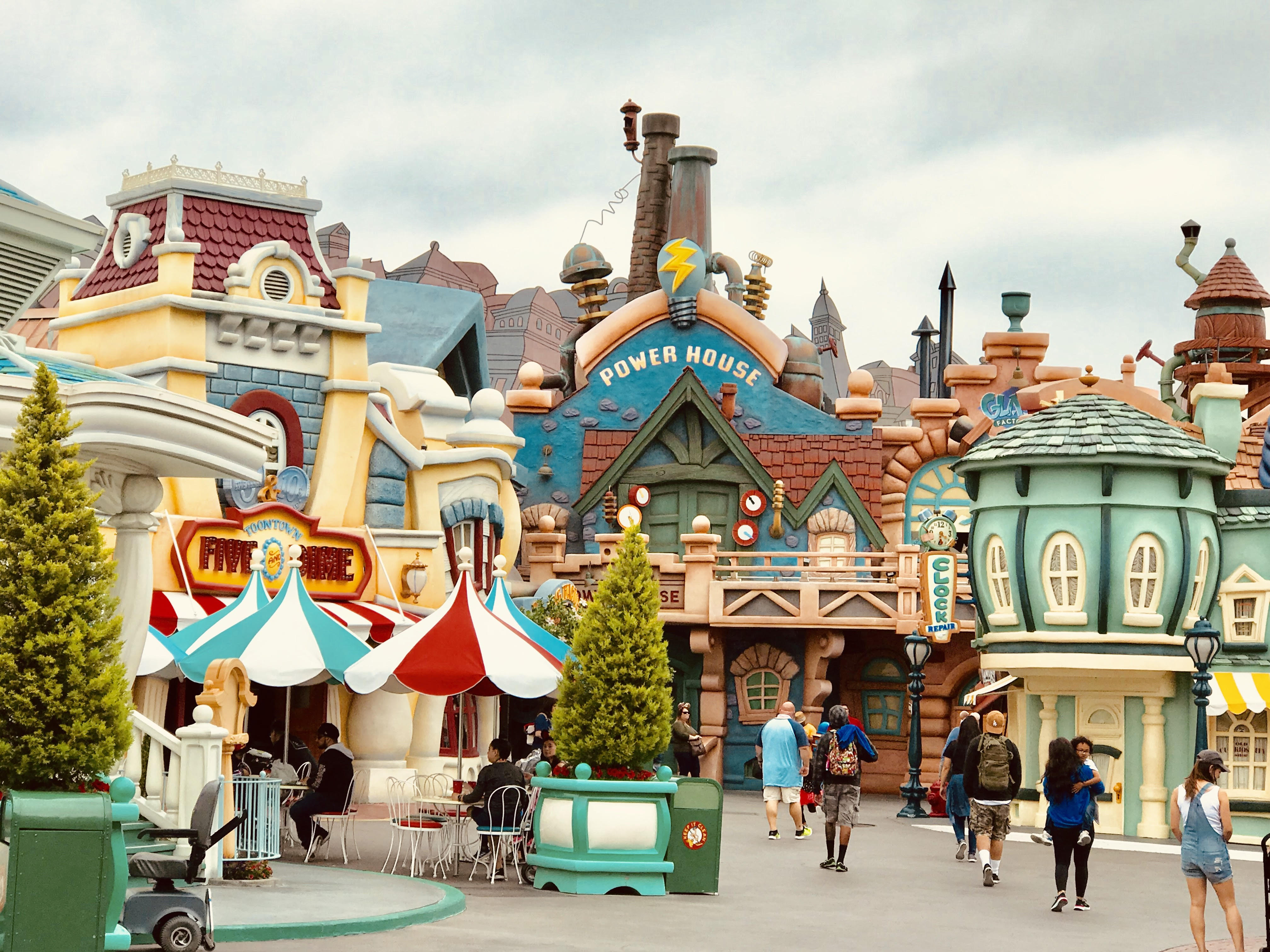 Disneyland on a Budget: tips and tricks for a Disneyland Family Vacation under $1000 featured by top US Disney blogger, Marcie and the Mouse: Find out how to do Disneyland for under $1,000